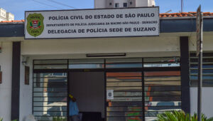 Mulher &eacute; baleada em supermercado de Suzano; suspeito &eacute; encontrado morto