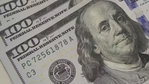 Dólar tem leve queda e permanece acima de R$ 5,40
