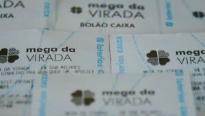 Com pr&ecirc;mio de R$ 1 bi, apostadores lotam lot&eacute;ricas para Mega da Virada