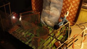 Espetáculo 'Vias de Fato: a infamiliar história no banheiro' estreia em Suzano