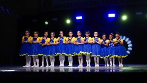 Espetáculo de dança reúne centenas de pessoas em Ferraz