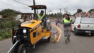 Transporte adquire máquina de pintura viária para alcançar mais bairros em menos tempo