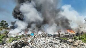 Incêndio atinge empresa de reciclagem em Itaquá; ocorrência mobiliza Defesa Civil e Bombeiros

