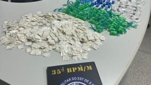 Suspeito dá 'cavalo de pau' para fugir da polícia em Itaquá; mil porções de drogas são apreendidas