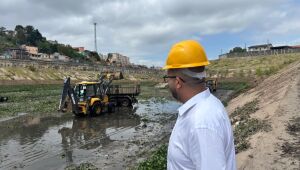 Poá inicia limpeza do piscinão em prevenção às chuvas de verão