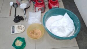 Dupla é presa e 'refinaria' de drogas descoberta em Mogi; 7 kg de entorpecentes são apreendidos