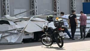 Lateral do Supermercado Shibata cai em cima de carros em Suzano