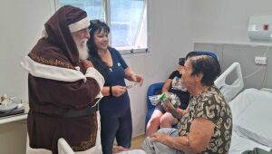 Hospital Santana recebe visita do Papai Noel
