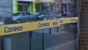 Trabalhadores dos Correios avaliam greve na região
