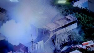 Incêndio de grandes proporções atinge depósito de madeiras em Itaquá