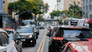 Mais de 2,6 milh&otilde;es de ve&iacute;culos fazem licenciamento de 2026 