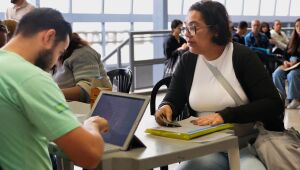 Mais de 200 candidatos lotam o CIC em busca de emprego em Ferraz