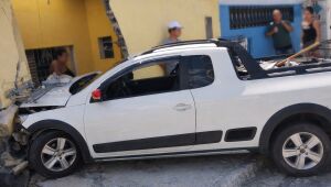 Homem &eacute; preso pela GCM por embriaguez ao volante ap&oacute;s destruir muro de resid&ecirc;ncia