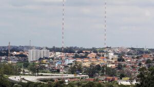 &Aacute;rvore cai em Itaqu&aacute; e deixa duas pessoas presas dentro de carro
