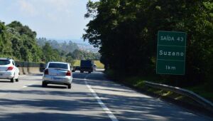 Carro capota e interdita Mogi-Dutra