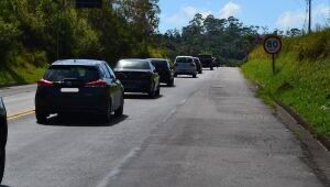 Acidente deixa uma pessoa morta e outra ferida na Mogi-Bertioga; faixa est&aacute; interditada

