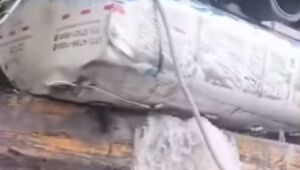 Caminh&atilde;o pipa perde a dire&ccedil;&atilde;o e tomba na Mogi-Bertioga