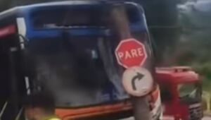 &Ocirc;nibus bate em poste em Mogi; motorista fica ferido