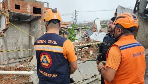 Casas interditadas desabam após fortes chuvas em Itaquá
