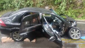 Colis&atilde;o entre dois carros na Mogi-Bertioga deixa tr&ecirc;s feridos

