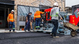Secretaria de Obras realiza ações na calçada e drenagem na Rua Borba Gato, em Ferraz