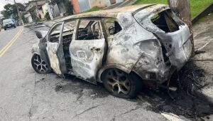 Jovem morre em acidente de moto e carro de motorista que fugiu é incendiado por populares em Itaquá