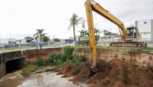 Poá intensifica limpeza de córregos e rios para prevenção de enchentes