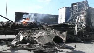 Carreta pega fogo ap&oacute;s colis&atilde;o e provoca cerca de 7 km de congestionamento na Dutra, em Aruj&aacute;