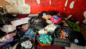 GCM de Itaqu&aacute; apreende mais de 500 por&ccedil;&otilde;es de drogas em casa-bomba