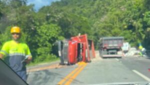 Caminhão tem falha nos freios e tomba na Mogi-Bertioga