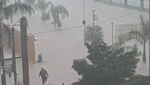 Policiais resgatam fam&iacute;lia ilhada durante enxurrada em Suzano