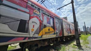 Trem temático com imagens de Ayrton Senna circula na Linha 11Coral da CPTM