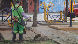 Meio Ambiente promove zeladoria em nove pra&ccedil;as em Suzano