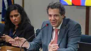 Haddad pede que Congresso enfrente problema dos supersal&aacute;rios
