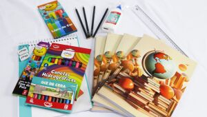 Prefeitura de Ferraz come&ccedil;a a entrega dos kits de materiais escolares