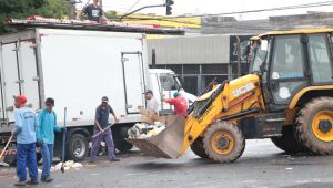Prefeitura atua com m&atilde;o de obra pr&oacute;pria para garantir coleta de lixo em regi&otilde;es afetadas