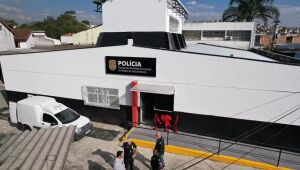 Mulher pula de carro em movimento para fugir de agress&atilde;o do ex-companheiro em Ferraz