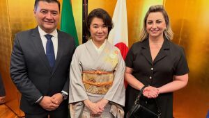 Larissa e Rodrigo Ashiuchi prestigiam celebra&ccedil;&atilde;o dos 66 anos do Imperador do Jap&atilde;o