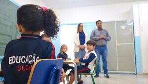 No dia de volta &agrave;s aulas, prefeito recebe alunos com primeira-dama e secret&aacute;ria de Educa&ccedil;&atilde;o