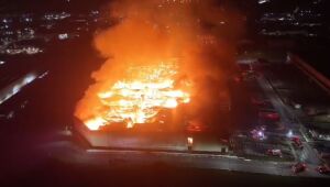 Inc&ecirc;ndio de grandes propor&ccedil;&otilde;es atinge empresa de Aruj&aacute;