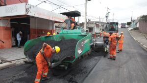 Prefeitura segue plano de pavimentação na Vila Fátima com trabalho na rua Rinyasu Sugimura