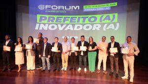 Prefeito de Suzano &eacute; homenageado durante o F&oacute;rum de Cidades Digitais e Inteligentes