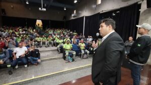 Prefeitura acolhe trabalhadores em encontro para enfrentamento da falta da coleta de lixo
