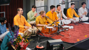 Espt&aacute;culo internacional gratuito une m&uacute;sica, arte e medita&ccedil;&atilde;o no Theatro Vasques 
