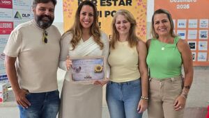 Primeira-dama Flavia Souza recebe Certificado de Gratidão e Engajamento da APAE Poá
