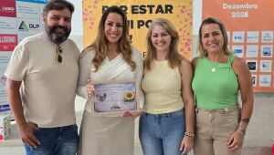 Primeira-dama recebe Certificado de Gratid&atilde;o e Engajamento da Apae de Po&aacute;