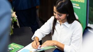 Clau Camargo lan&ccedil;a livro Vale Reciclar em S&atilde;o Jos&eacute; dos Campos e vereadores querem implantar projeto