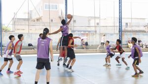 Secretaria de Esportes de Po&aacute; abre vagas para aulas gratuitas de basquete em 2026