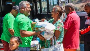 Fundo Social&nbsp;de Ferraz ajuda fam&iacute;lias ferrazenses com entrega de cestas b&aacute;sicas e roupas