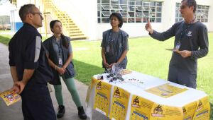 Agentes de Zoonoses orientam funcion&aacute;rios da Komatsu sobre combate ao Aedes aegypti&nbsp;